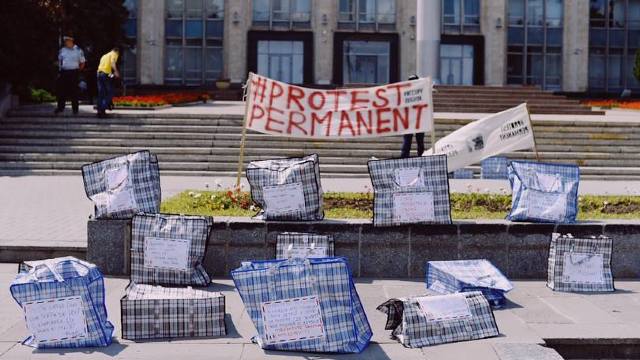 Protest inedit la Guvern | Colete pentru corupți, aduse de zeci de cetățeni nemulțumiți, inclusiv din diaspora (FOTO/VIDEO)