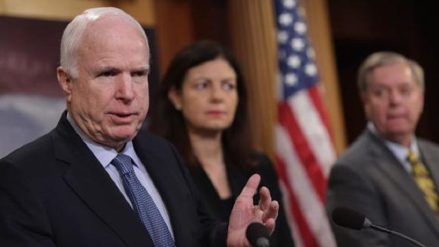 Donald Trump a refuzat publicarea unui omagiu adus de Casa Albă lui McCain
