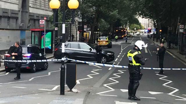 Poliția efectuează percheziții la trei locuințe după presupusul atentat terorist la Londra