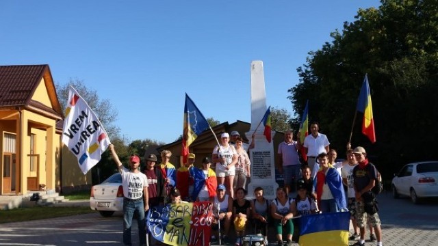 VIDEO | Unioniștii care duc Flacăra Unirii pe traseul Alba Iulia – Chișinău au ajuns la Mărăști