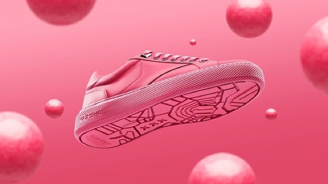 Au fost creați primii pantofi sport din gumă de mestecat. Cât costă aceștia