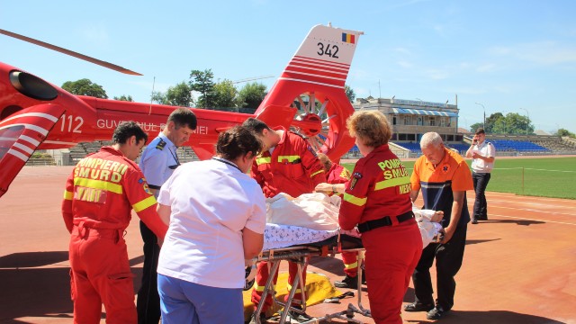 Un echipaj SMURD a transportat un băiat cu diverse traumatisme de la Florești la Chișinău