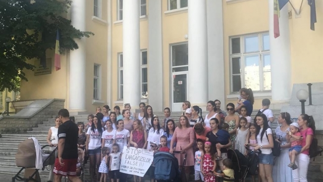 Protest la MSMPS | Un grup de mame din Chișinău cer medicilor din R.Moldova să nu mai pună diagnostice false la copii