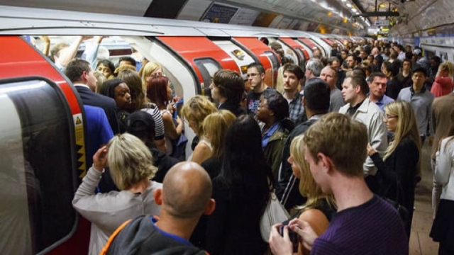 Franța | O linie a metroului parizian paralizată câteva ore, sute de pasageri evacuați