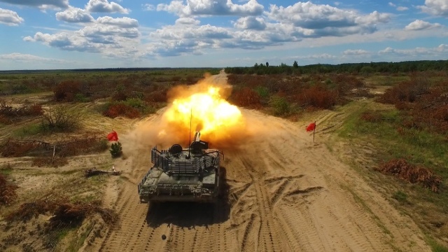 VIDEO | Ucrainenii testează un nou tanc T-72AMT, cu rachete „Kombat“ capabile să penetreze o armura de 750 mm