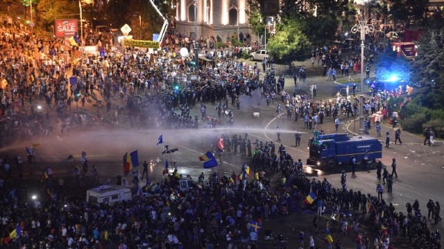 Președintele Klaus Iohannis a condamnat intervenția Jandarmeriei la protestele românilor din diaspora, la București (FOTO)