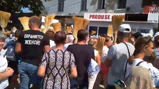 Manifestație cu incidente a susținătorilor lui Ilan Șor, la Orhei. Reprezentanții opoziției, asediați într-un magazin din oraș (VIDEO)