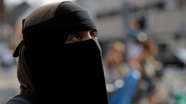 Danemarca | Poliția aplică prima amendă pentru portul niqab - vălul islamic integral