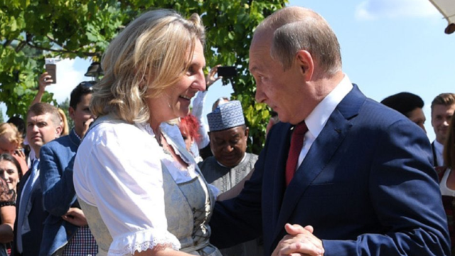 Putin a achitat din bani publici corul căzăcesc - cadoul său „privat” la nunta ministrului austriac de Externe (FOTO)