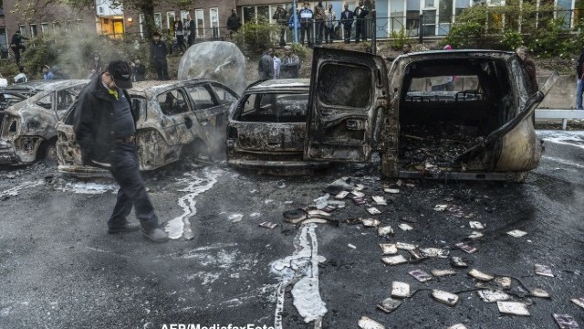 Tineri neidentificați au incendiat zeci de mașini în două orașe din Suedia și au atacat poliția