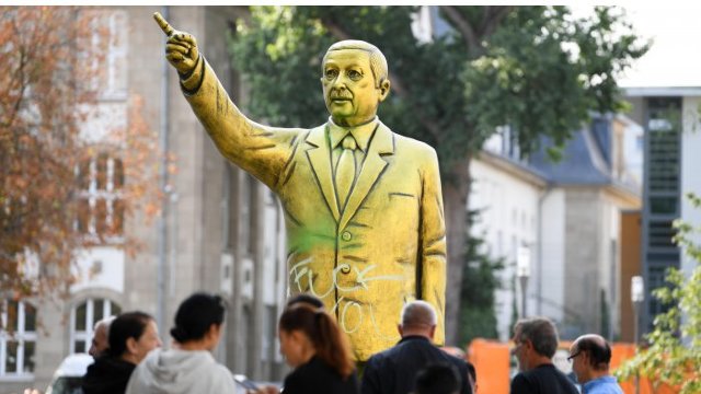 O statuie aurită a lui Erdogan a fost înlăturată din centrul unui oraș din Germania după ce a provocat furie