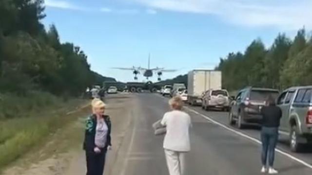 VIDEO | Armata rusă a închis o autostradă pentru ca avioanele de luptă să exerseze aterizări de urgență