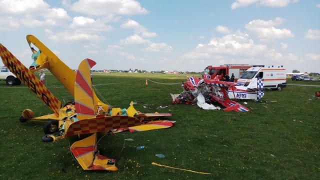 Două avioane de mici dimensiuni s-au ciocnit în zbor și s-au prăbușit la Suceava. Unul din piloți a murit
