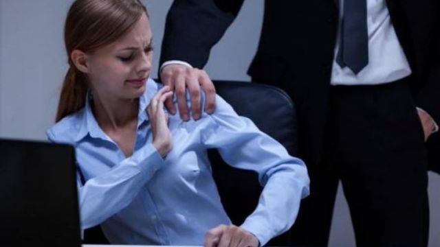 ONG-uri, îngrijorate de creșterea ponderii femeilor angajate care au fost supuse unor forme grave de hărțuire sexuală