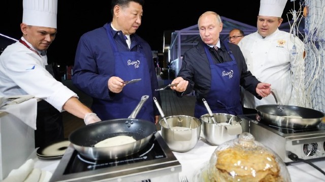 Vladimir Putin și Xi Jinping și-au pus șorțuri, au gătit „blinî” și au ciocnit cu vodkă