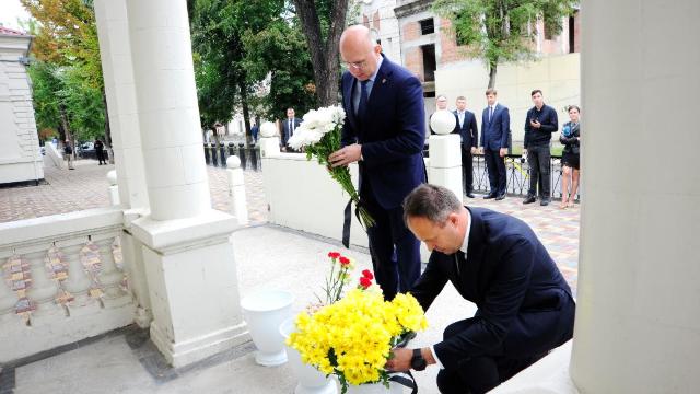 Premierul Pavel Filip și președintele Parlamentului, Andrian Candu, au depus flori la Ambasada SUA