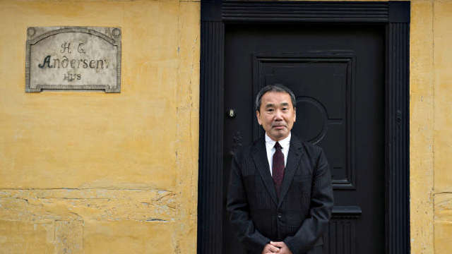 Haruki Murakami își donează manuscrisele și discurile vinil unei universități din Japonia