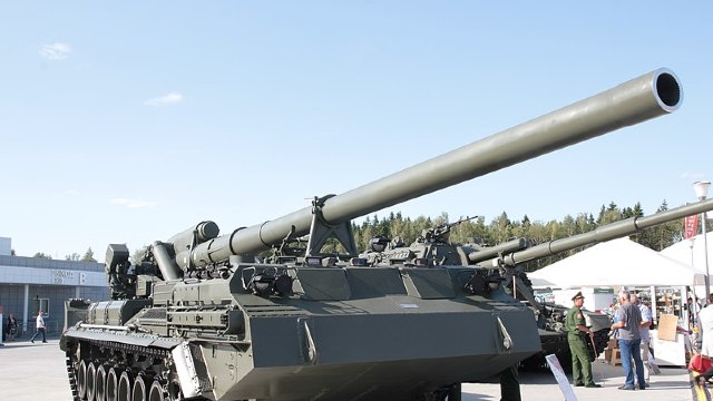 Rușii reiau în funcțiune artilerie de pe vremea URSS, inclusiv tunurile tunurile zise ”Dumnezeul războiului”