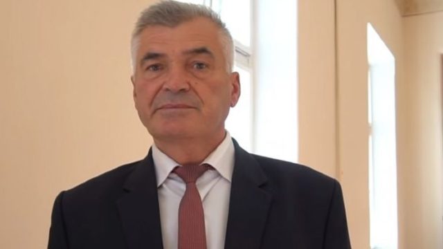 Presă | Directorul unui gimnaziu din regiunea Cernăuți, demis pentru activitatea sa în apărarea limbii române