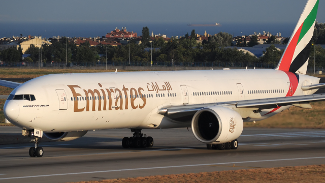 Circa 100 de persoane au acuzat simptome de febră și tuse la bordul Emirates de la Dubai spre New York