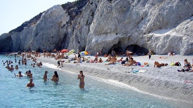 Amenzi de 1000 de euro pentru turiștii care iau acasă pietre din insula grecească Skiathos. 