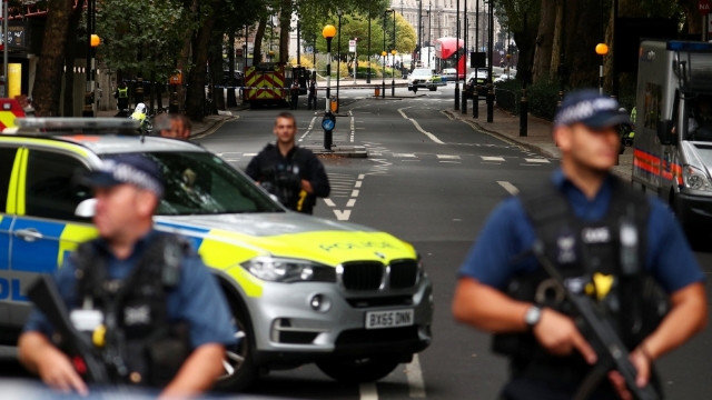 Marea Britanie | Poliția cercercetează un vehicul suspect într-o gară din estul Londrei