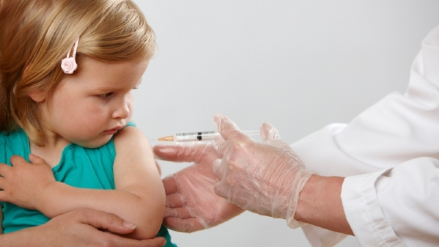  Părinții copiilor nevaccinați cer asigurarea dreptului la educație de alternativă 