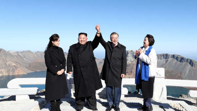 Kim și Moon, împreună pe un munte considerat sacru. Washingtonul se arată gata de reluarea negocierilor