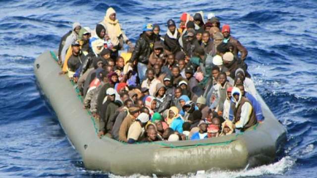 Peste 100 de emigranți au murit într-un naufragiu. Femei însărcinate, copii și nou-născuți sunt ținuți în „detenție arbitară
