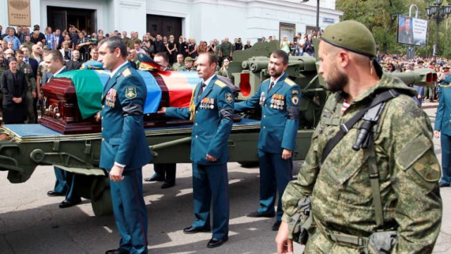 Ucraina | Zeci de mii de oameni, în stradă la Donețk, la înmormântarea liderului separatist Alexander Zaharcenko, ucis într-o explozie