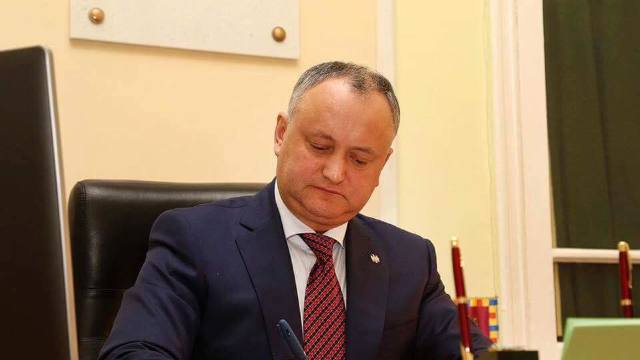 Președintele Igor Dodon a semnat decretele privind demiterea celor doi miniștri