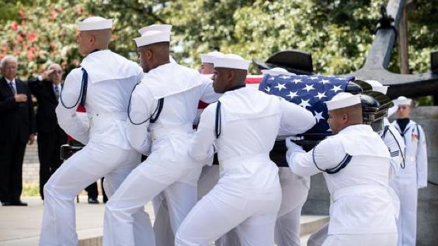 Senatorul american John McCain, înmormântat cu onoruri militare, în cadrul unei ceremonii private (FOTO)