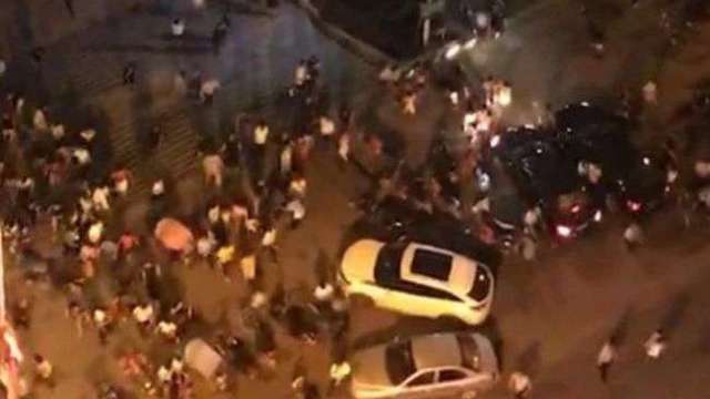 Atac în China | O mașina a intrat într-o piață aglomerată și a ucis 11 persoane