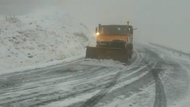 VIDEO | Zăpada de 5 cm a schimbat decorul pe Transalpina, România 