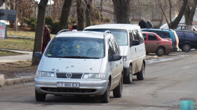 Centrele de înmatriculare a mașinilor cu numere neutre sunt funcționale în Transnistria. Pot circula în UE (FOTO)