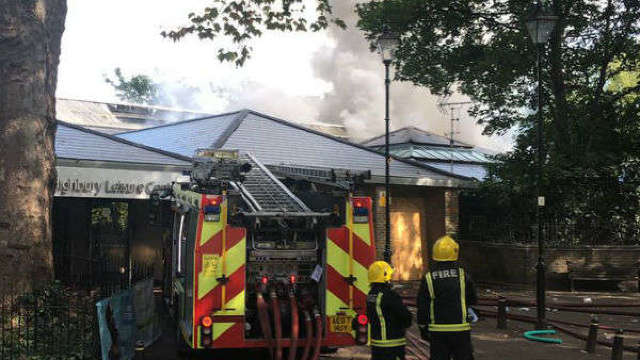 Zeci de pompieri au intervenit pentru a stinge un incendiu izbucnit la un centru de agrement în nordul Londrei