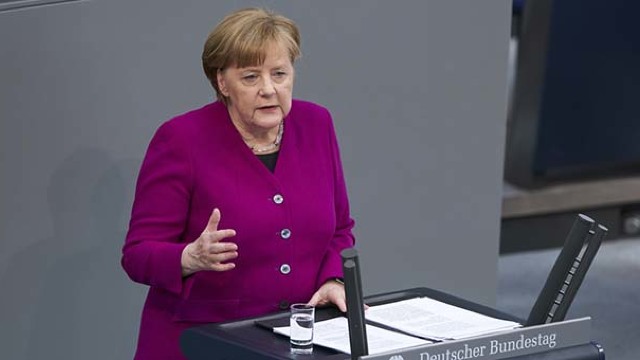 Un influent om de afaceri candidează împotriva Angelei Merkel pentru postul de lider CDU