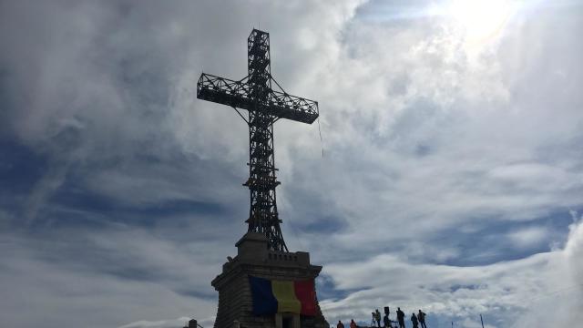 FOTO | Peste 700 de persoane au urcat la Crucea Eroilor Neamului de pe Vârful Caraiman, pentru a sărbători Centenarul Unirii