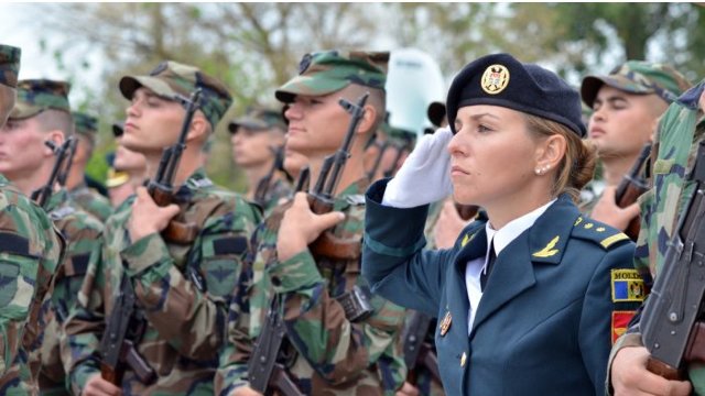 Ceremonie de depunere a jurământului militar. Au fost prezenți părinții și rudele soldaților (foto)