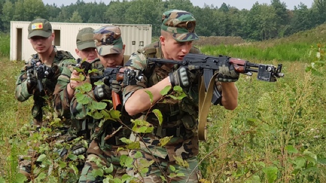 Militarii moldoveni se antrenează la exercițiul „Rapid Trident 2018” din Ucraina (foto)