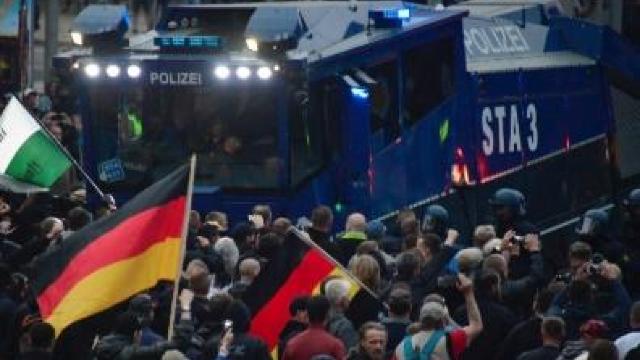 VIDEO | 18 răniți în timpul altercațiilor dintre grupurile de extremă-dreapta și pro-imigranți, în Germania