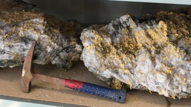  Două mari roci încrustate cu aur au fost descoperite în Australia