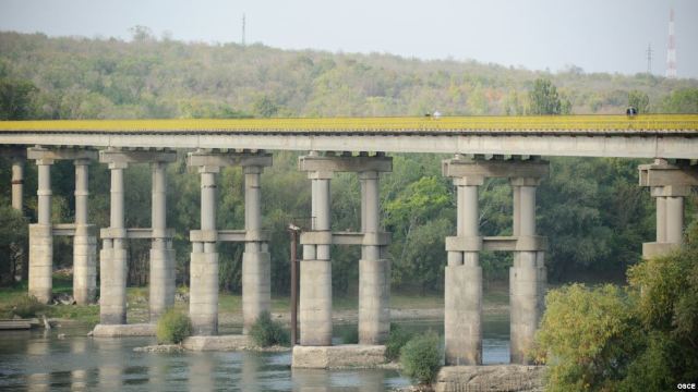 Pe podul de la Gura Bâcului, peste Nistru, ar putea fi permisă circulația mașinilor de mare tonaj