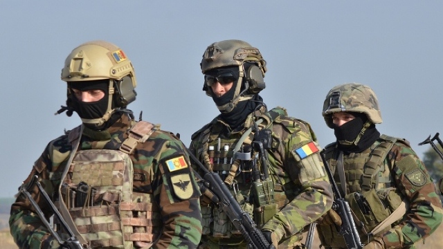 FOTO | Exerciții comune desfășurate de militarii din Forțele Speciale ale Armatei Naționale și Armatei Române  