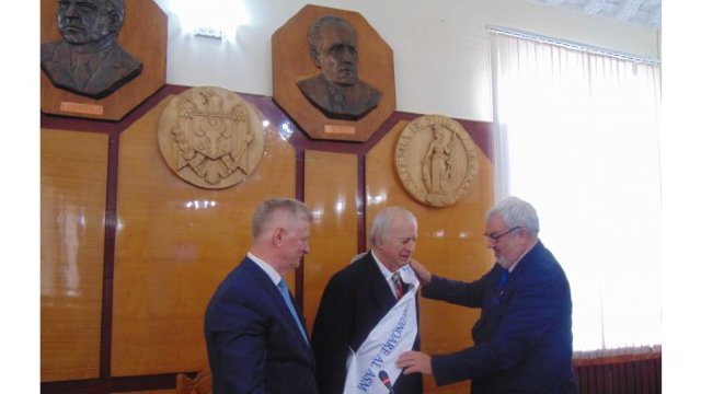 Un savant din România, originar din R.Moldova, a devenit Membru de Onoare al AȘM