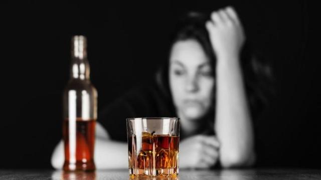 Crește ponderea femeilor din R.Moldova care suferă de alcoolism cronic 
