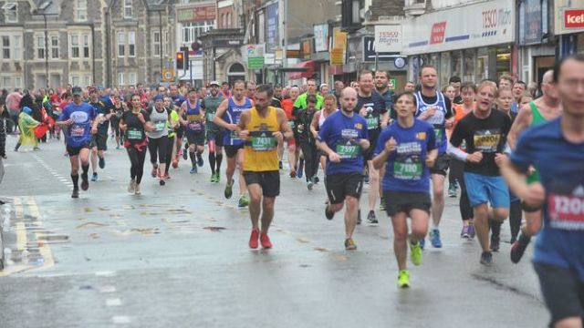 Atletism: Doi alergători au decedat la finalul semimaratonului de la Cardiff