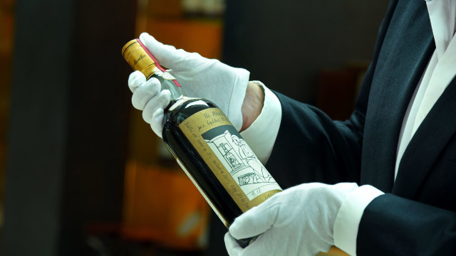 O sticlă de whisky scoțian de colecție, vândută la licitație contra sumei record de 1,1 milioane de dolari