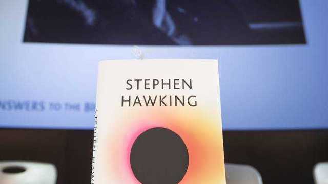 Cele mai de succes răspunsuri ale astrofizicianului Stephen Hawking vor fi publicate într-o carte