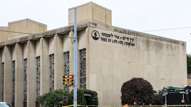 Atac sângeros într-o sinagogă din Pittsburgh, soldat cu 11 morți și șase răniți. Trump a ordonat ca drapelele SUA să fie coborâte în bernă 